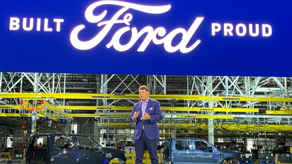 CEO Ford mengatakan tarif Trump menyebabkan ‘kekacauan’ di industri mobil