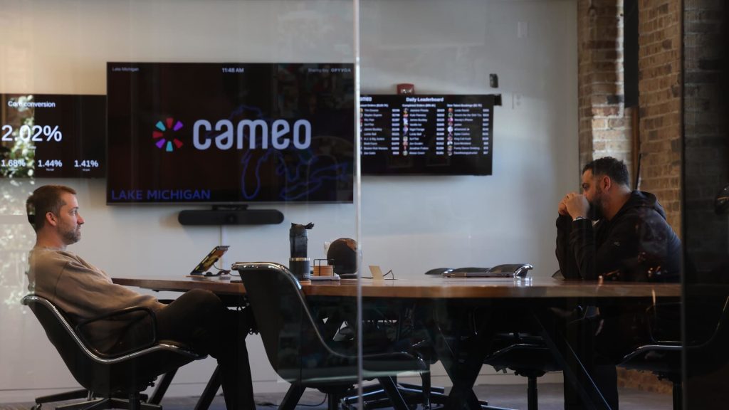 Cameo memberi pekerja kenaikan gaji $ 10.000 untuk masuk ke kantor 4 kali seminggu