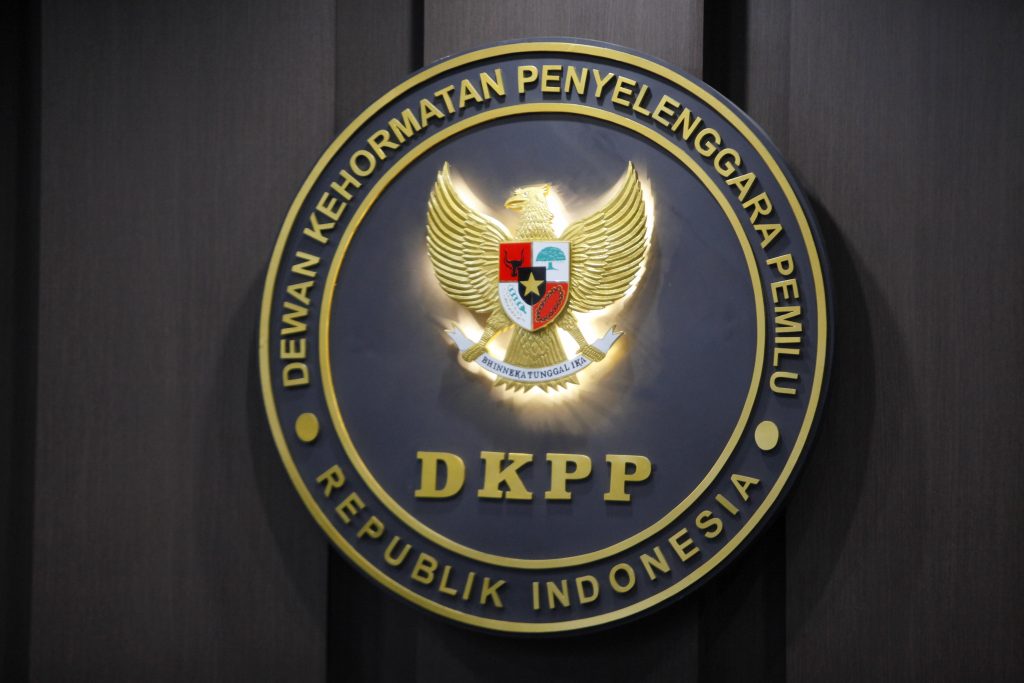 DPR BANTAH EVALUASI UNTUK SIAPKAN PERGANTIAN ANGGOTA DKPP