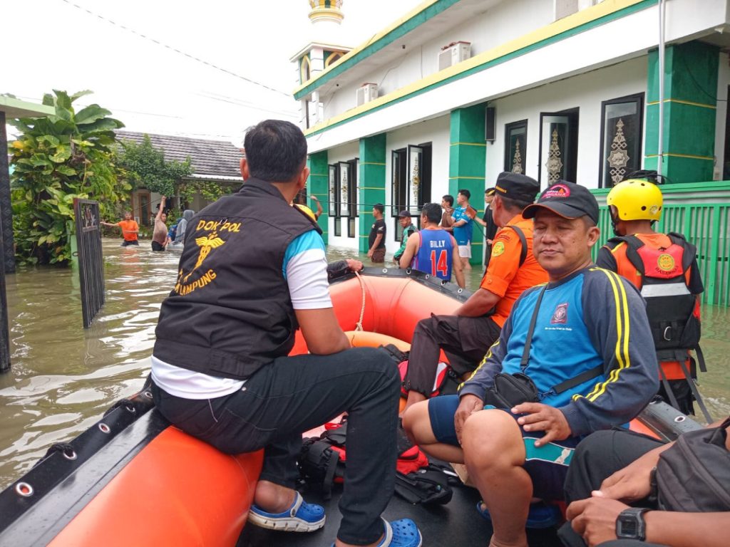 DUA ORANG MENINGGAL AKIBAT Banjir Dan Tanah Longsor Di Bandar Lampung