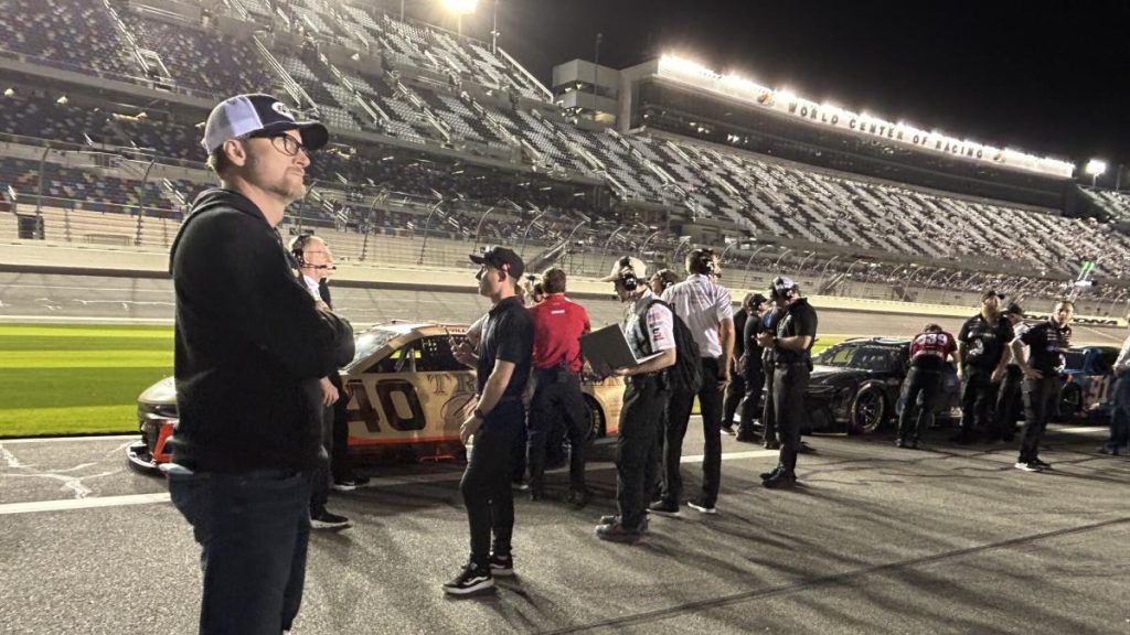 Dale Earnhardt Jr. harus menunggu satu malam lagi untuk melihat apakah mobil JR Motorsports akan membuat Daytona 500