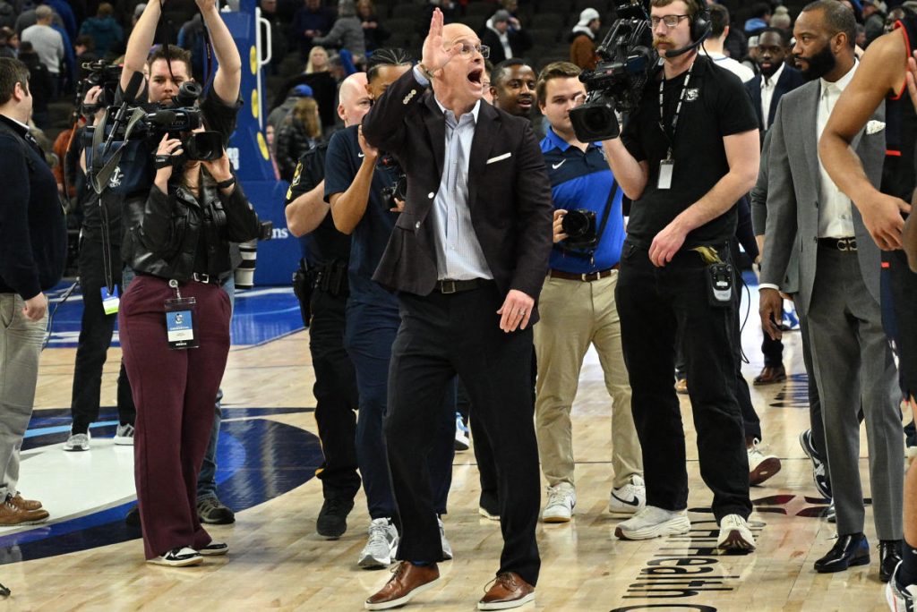 Dan Hurley mengejek penggemar Creighton setelah memimpin UConn untuk menang langka di Omaha: ‘Two Rings, Baldy!’