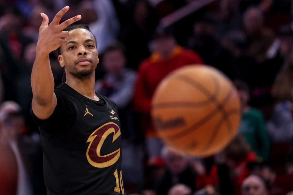 Darius Garland Drains Buzzer-Beater dari logo untuk mengangkat cavaliers melewati piston