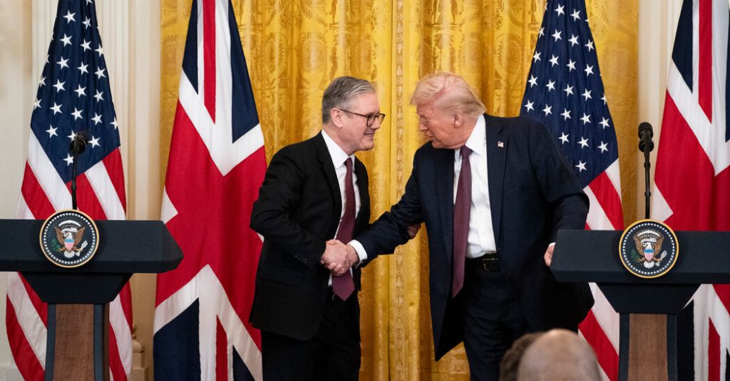 Dengan surat dari Raja Charles, Starmer disambut ke pengadilan Trump