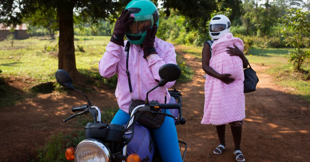 Dimana taksi adalah sepeda motor, dan pengemudi adalah wanita