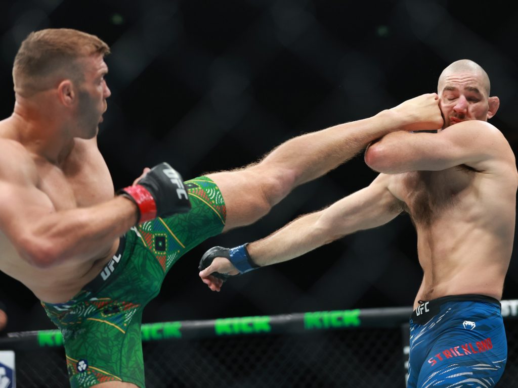 Dricus du Plessis mengalahkan Sean Strickland, membela gelar di UFC 312 | Berita Seni Bela Diri Campuran