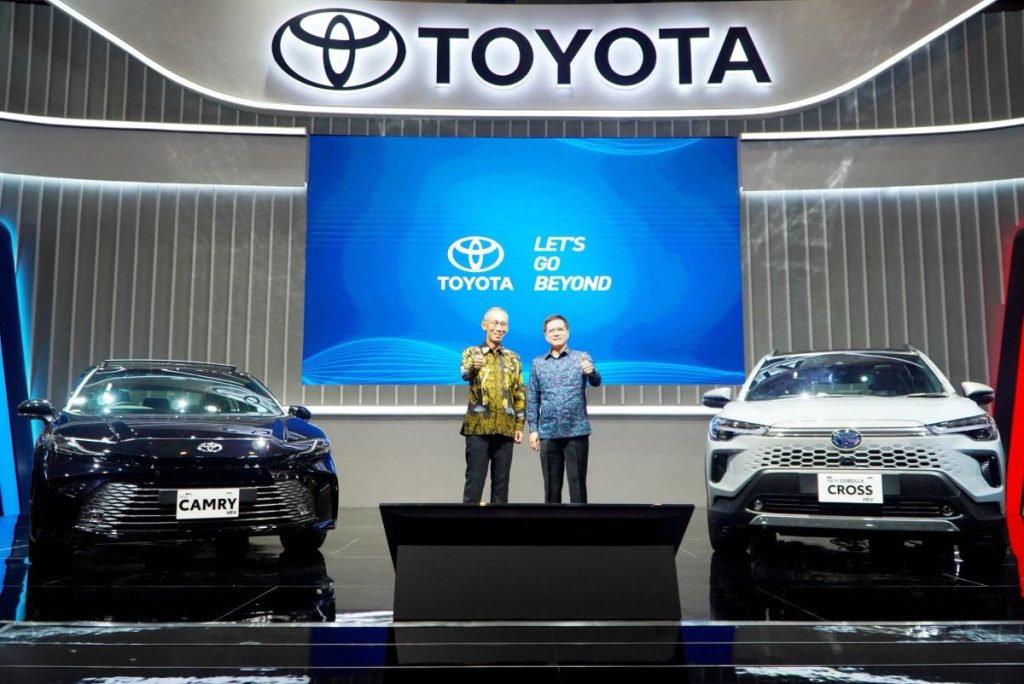 Dua Model Baru Mobil Hybrid Toyota di IIMS 2025, New Camry HEV New Corolla Cross HEV