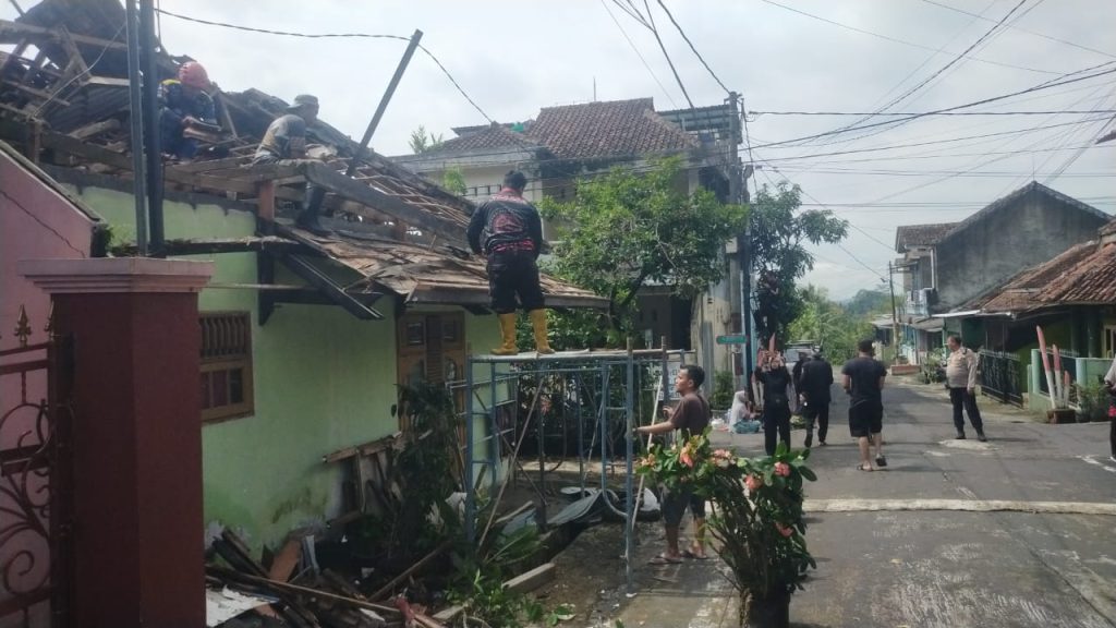 Dua Rumah Ambruk, Tiga Penghuninya Luka-Luka