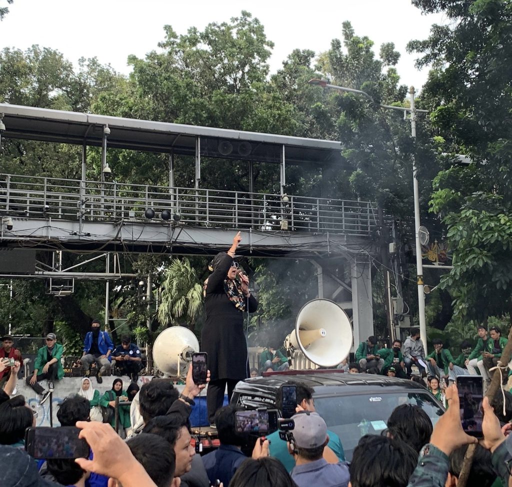 EMAK-EMAK IKUT DEMO BERSAMA MAHASISWA HARI INI Judulnya Indonesia Gelap Gulita