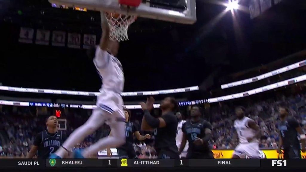 Emmanuel Okorafor dari Seton Hall melempar dunk Alley-oop untuk memperpanjang keunggulan melawan Villanova