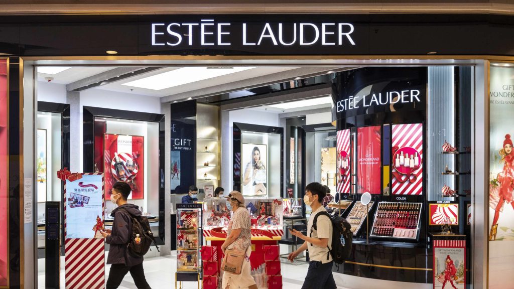 Estee Lauder merencanakan lebih banyak pemotongan pekerjaan karena perkiraan Q3 yang lemah mengirimkan saham yang anjlok