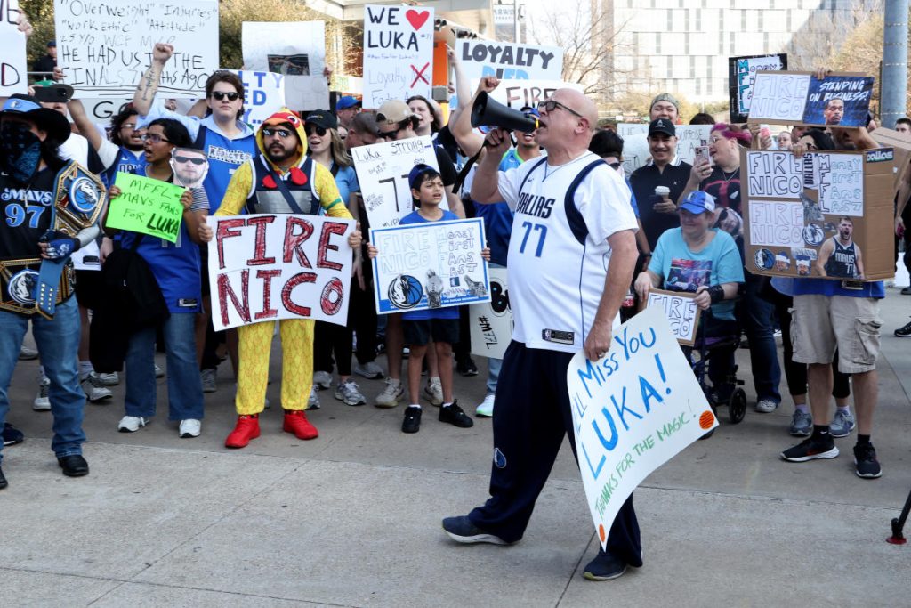 Fans Protes Luka Dončić Perdagangan Di Luar Mavericks Arena, Seperti yang dilakukan Anthony Davis di Dallas