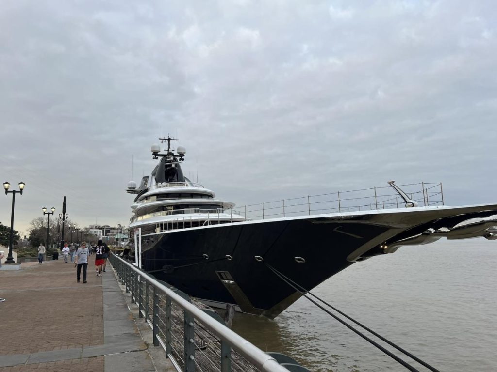 Flex Terbesar di Super Bowl Week – Pemilik Jags Shad Khan dan superyacht -nya