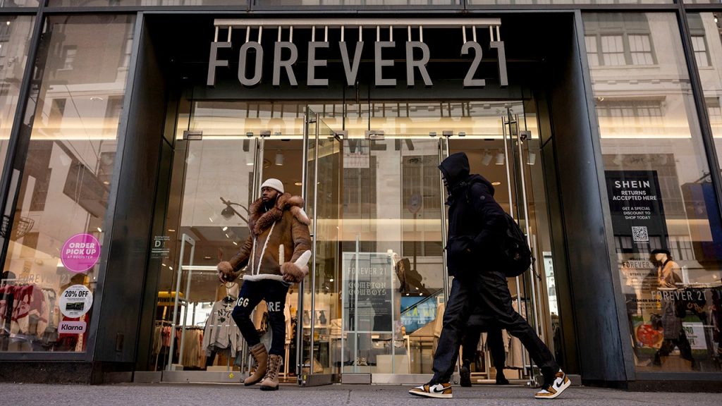 Forever 21 penutupan toko dipercepat oleh persaingan dari Shein dan Temu