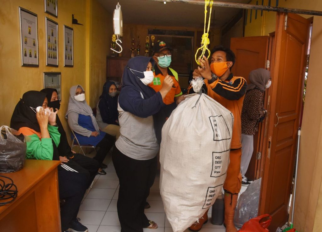 Gerakan 10 Juta Perempuan Pilah Sampah Dari Rahat