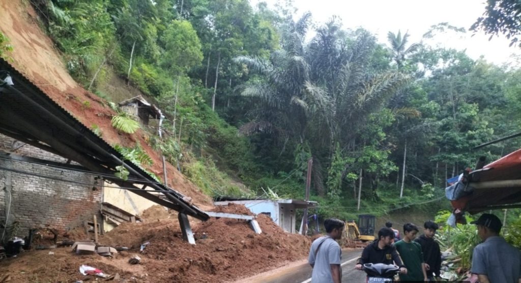 Gubernur Jawa Barat Kirim Bantuan Tantu Korban Tanah Longsor Di Garut