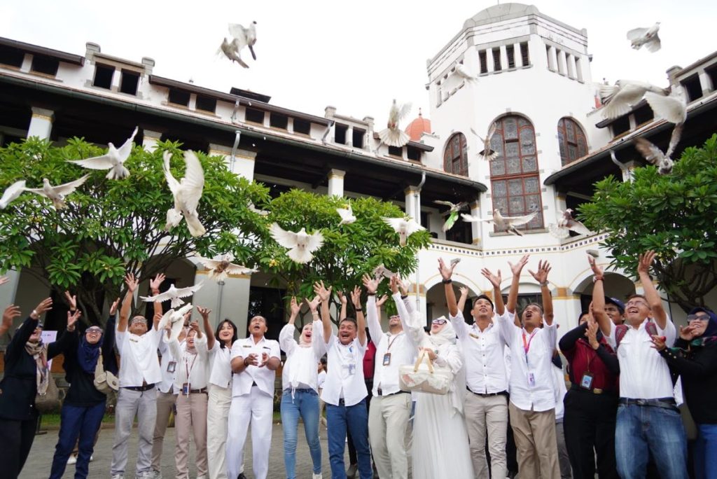 Hari Kasih Sayang, Lawang Sewu Terbangkan Merpati Sebagai Kampanye Perdamaian Bumi