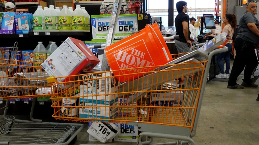 Home Depot tetap menjadi pembelian setelah pengecer membersihkan bar pendapatan yang lebih rendah