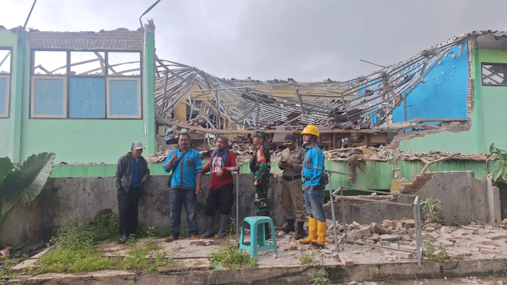 Hujan lebat, atap ruang mts negeri 3 garut ambruk