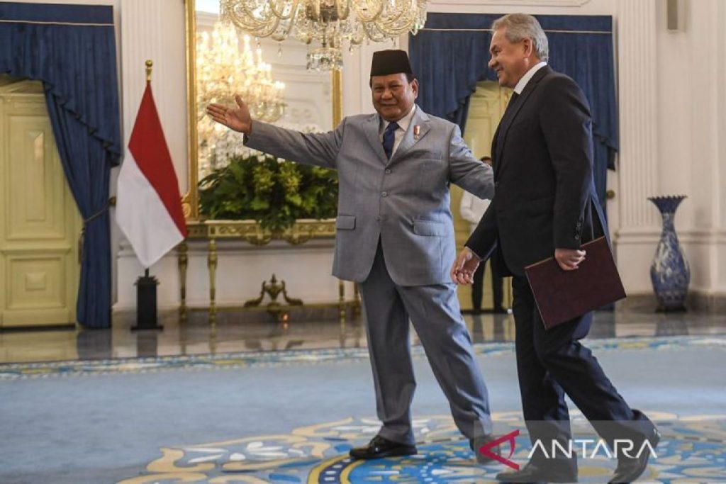 Indonesia’s Prabowo welcomes Russia’s Shoigu at Presidential Palace