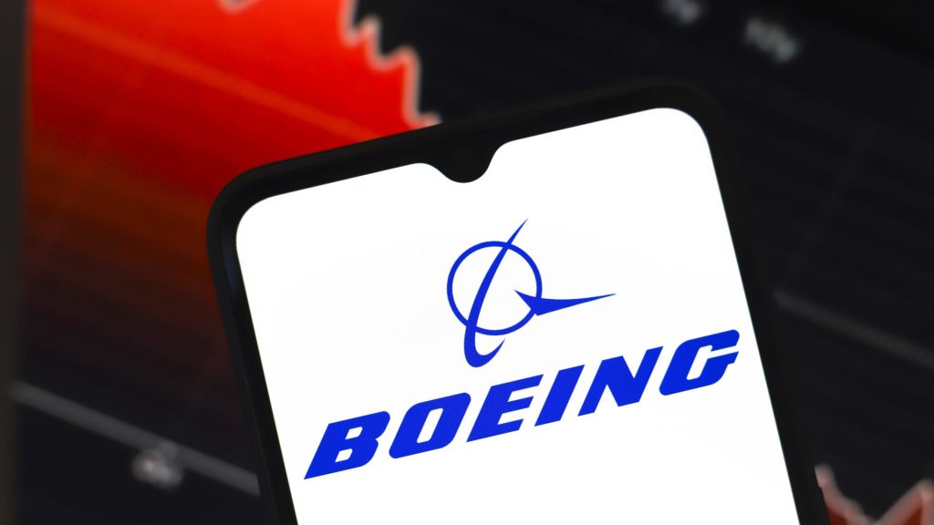 Investor Tim Seymour mengatakan sekarang adalah ‘waktu yang salah untuk berhenti Boeing.’ Inilah alasannya