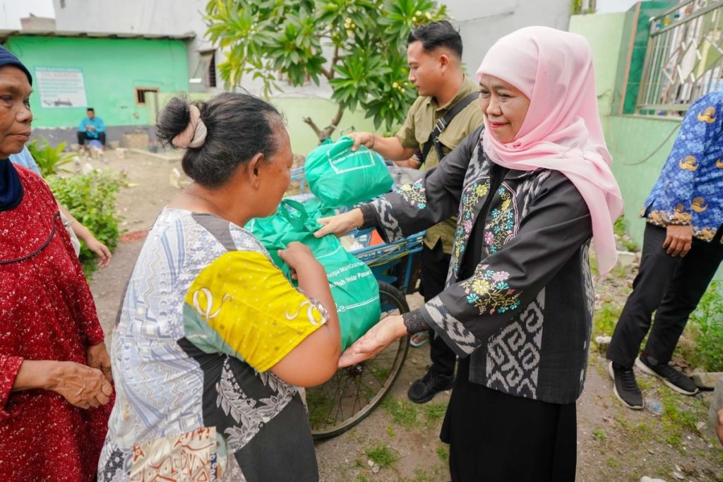 Jelang Pelantikan, Khofifah Ziarah Ke Makam Suami Dan Orang Tua Serta Berbagi Ratusan Paket Sembako Bagi Warag Tak Mampu