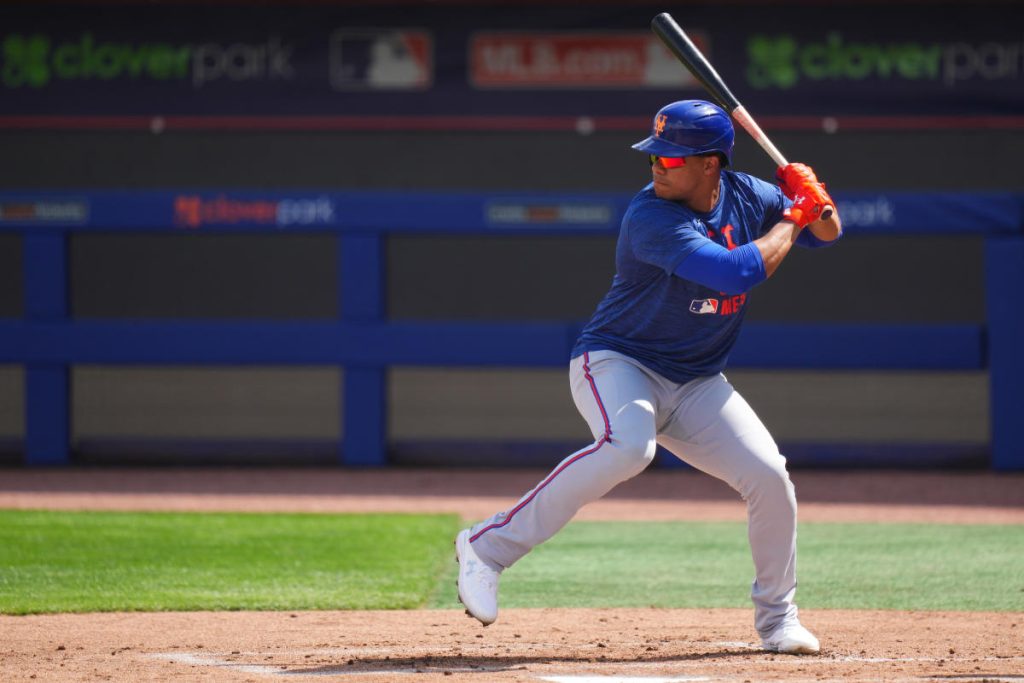 Juan Soto memukul Homer ke Deep Centerfield di pelatihan musim semi pertama dengan Mets