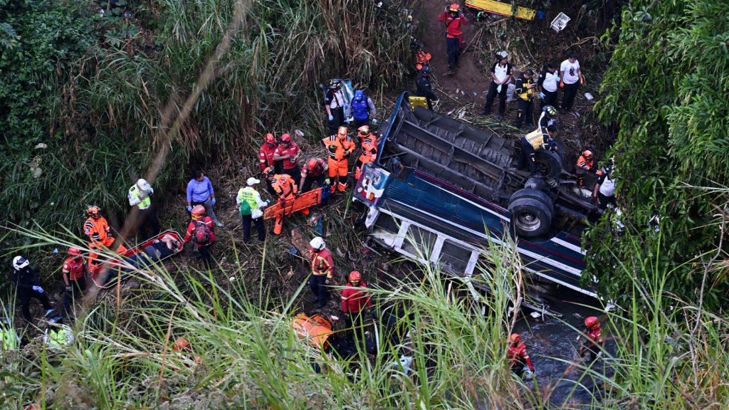 Kecelakaan bus Guatemala membunuh lebih dari 50 orang