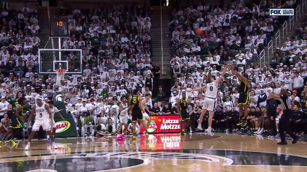 Keeshawn Barthelemy dari Oregon membuat buzzer-batter di dalam dari dalam untuk memperpanjang keunggulan melawan