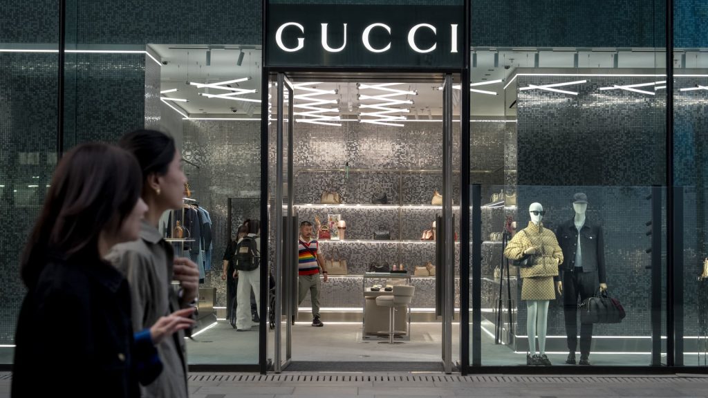 Kering sedikit mengalahkan ramalan kuartal keempat tetapi penjualan di Brand Gucci yang diperangi terjun 24%