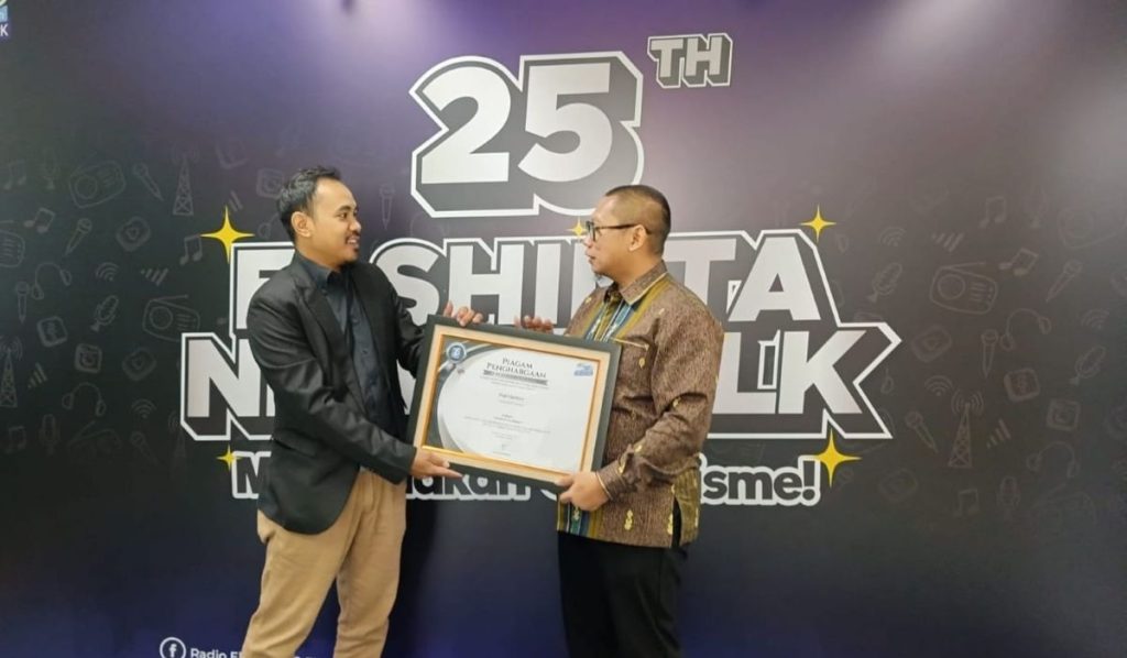 Ketua Kpid DKI Jakarta Raih Penghargaan Penghargaan Keunggulan Dari Radio Elshinta