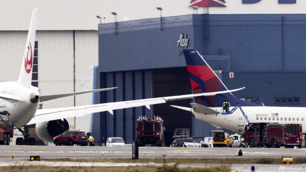 Klip Sayap Pesawat Jepang Airlines Diparki Delta Jet di Bandara Seattle