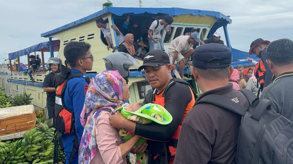 Km armawati alami mati mesin di perairan mawasangka timur, seluruh penumpang selamat dievakuasi