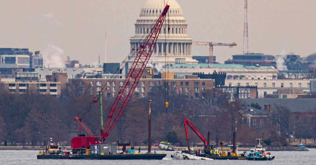 Kru mengangkat puing -puing pertama dari DC Plane Crash Out of Potomac