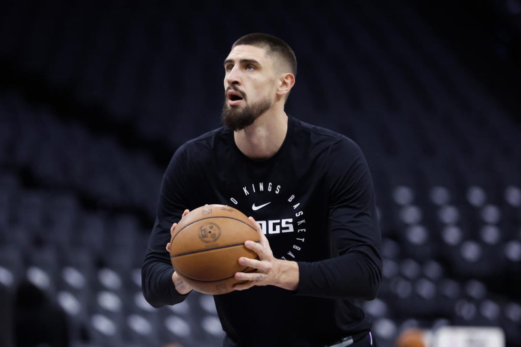 Lakers dilaporkan menandatangani C Alex Len setelah perdagangan Mark Williams gagal