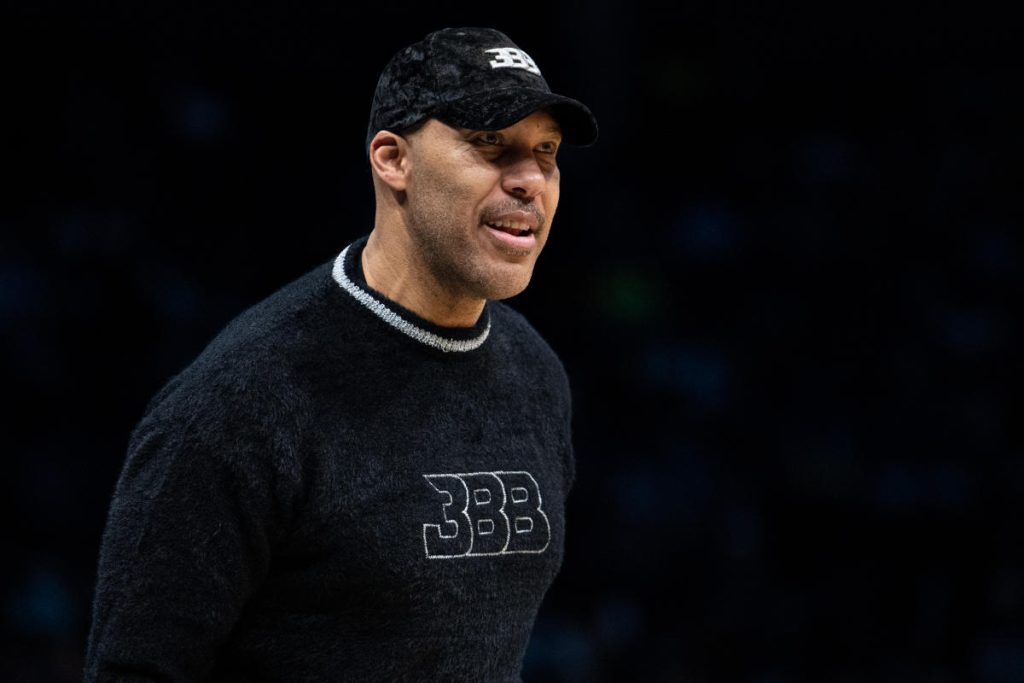 Lavar Ball terlihat seperti dirinya yang biasa dalam video pertama sejak amputasi kaki