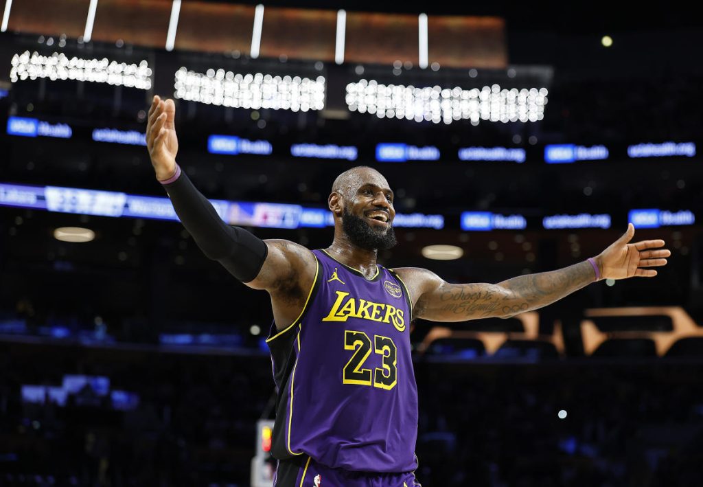 LeBron James menjadi pemain tertua dan termuda yang mencetak 40 poin dalam sejarah NBA