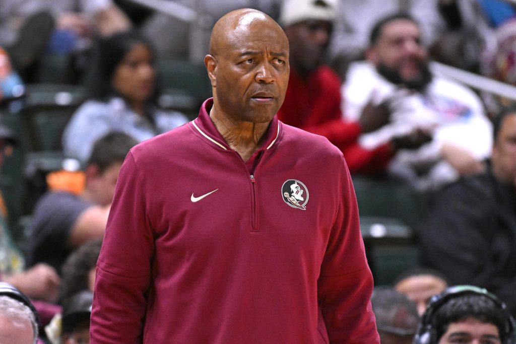 Leonard Hamilton, pelatih bola basket putra pemenang negara bagian Florida, akan mengundurkan diri setelah musim ini