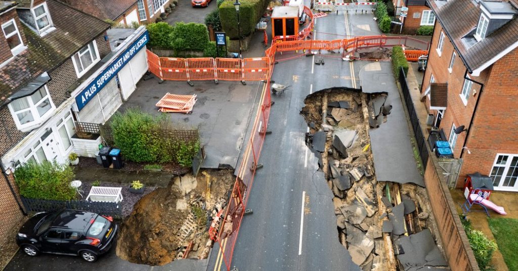 Lubang besar terbuka di Surrey, Inggris; Mobil terhuyung -huyung di tepi