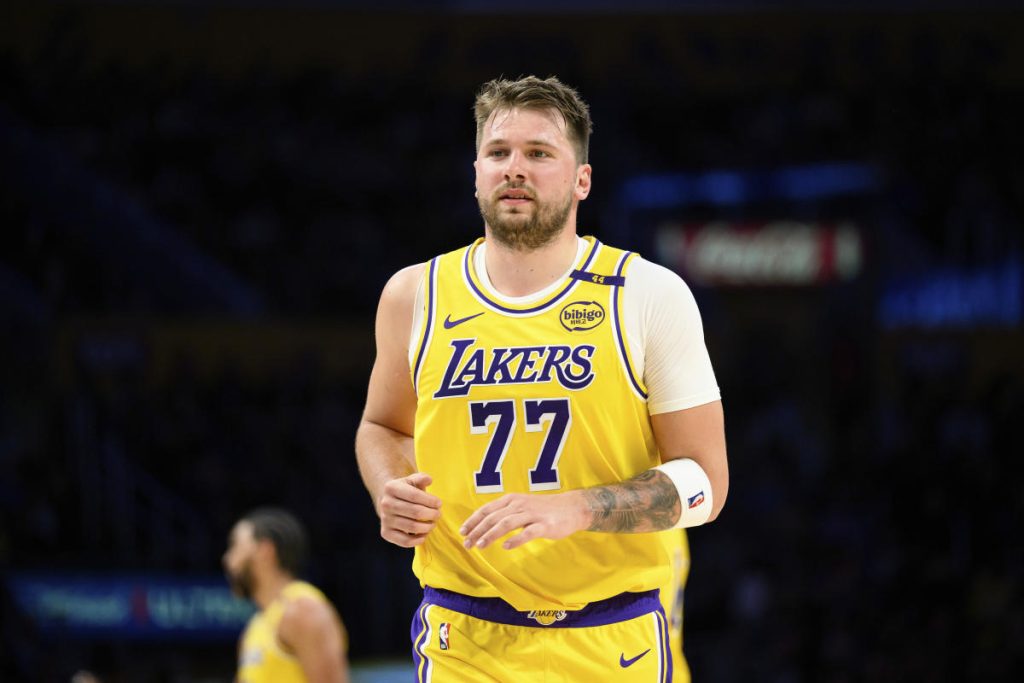 Luka Dončić duduk di pertandingan Lakers Kamis, tetapi LeBron James memimpin menang atas Blazers