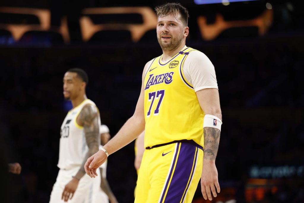 Luka Dončić menjatuhkan 14 poin dalam debut Lakers sebagai Dirk Nowitzki mengawasi mendukung