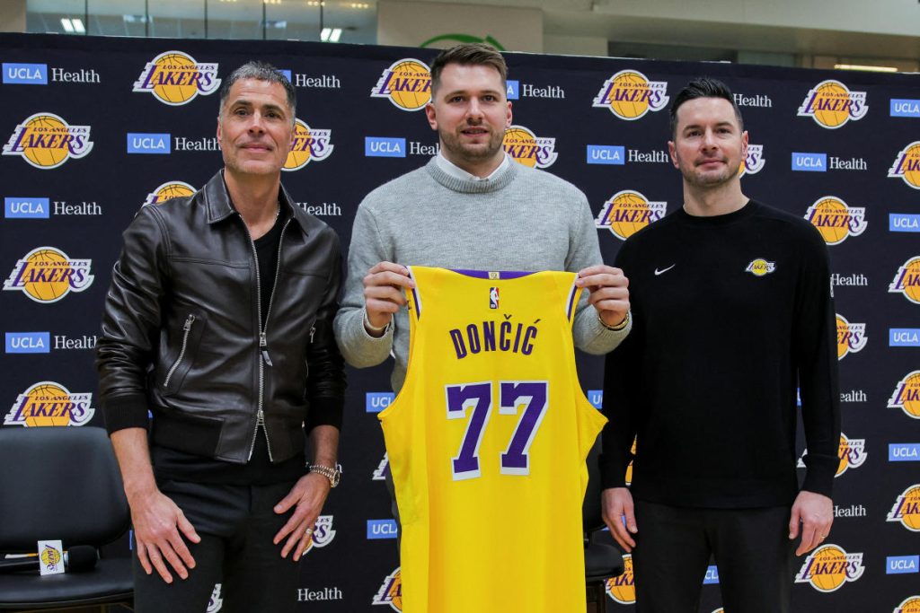 Luka Dončić sekarang menjadi pemain waralaba terbaru Lakers, tapi jelas superstar akan membutuhkan sedikit untuk merasa seperti di rumah