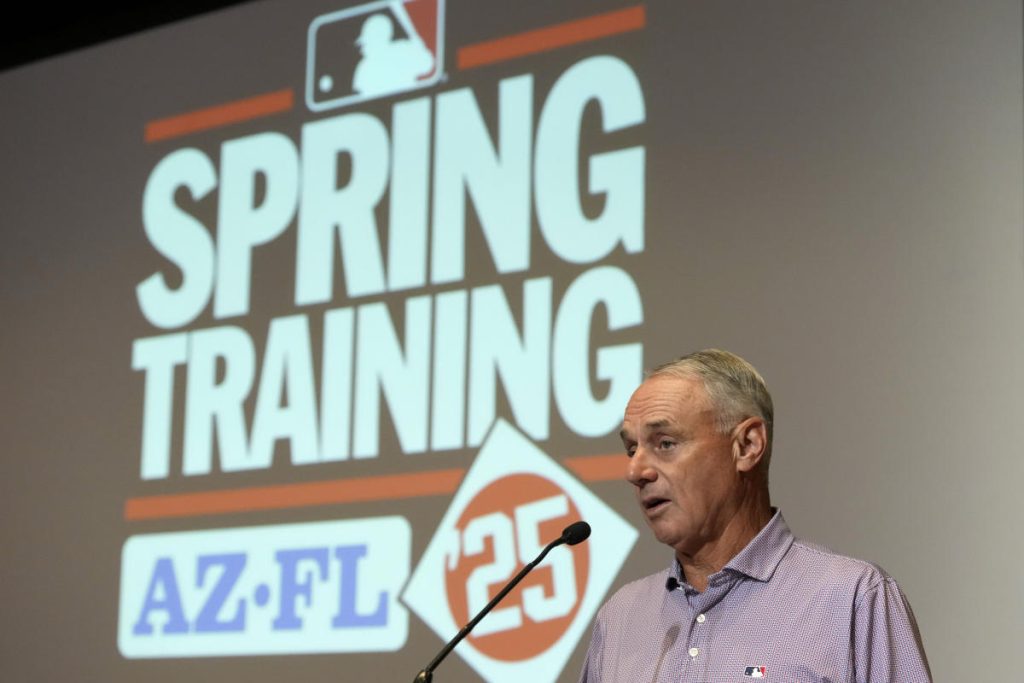 MLB Akan Menguji Sistem Tantangan Ball-Strike Otomatis dalam Pelatihan Musim Semi dan Catatan Lain dari Rob Manfred