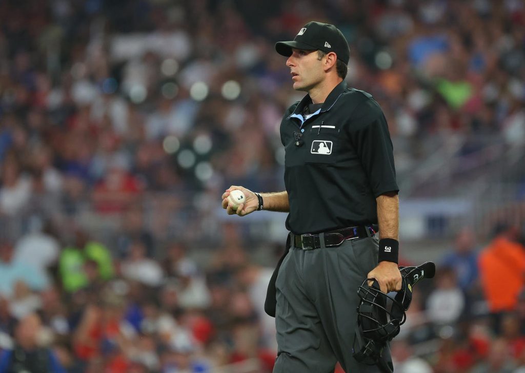 MLB menjunjung tinggi pemecatan wasit pat hoberg atas pelanggaran perjudian, meskipun ia membantah bertaruh atau memanipulasi game