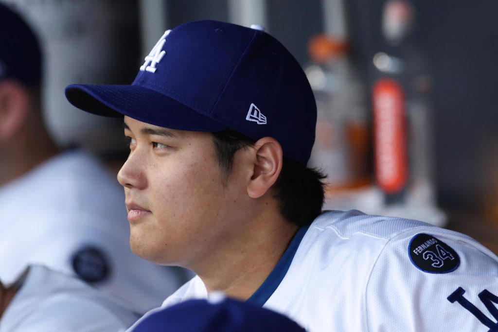 Manajer Dodgers Dave Roberts menunjukkan Shohei Ohtani bisa mulai melempar lagi pada bulan Mei