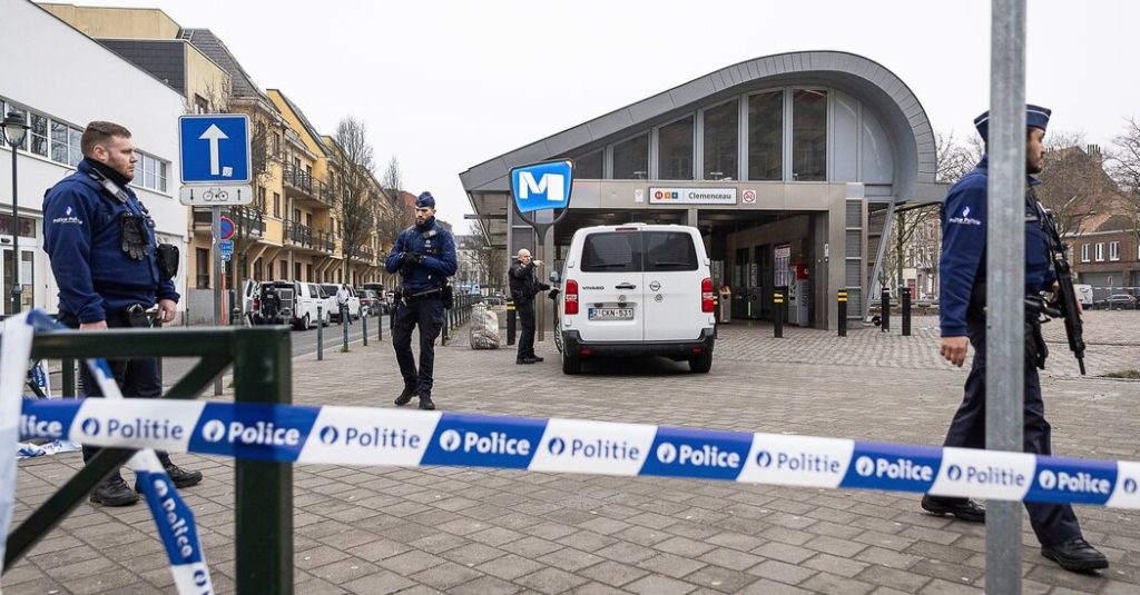 Manhunt di Brussels setelah pria bertopeng terbuka api di luar stasiun metro