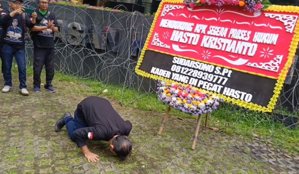 Mantan Kader PDIP GELAR AKSI SUJUD SYUKUR DI KPK, Rayakan Kekalanah Hasto Di Praperadilan