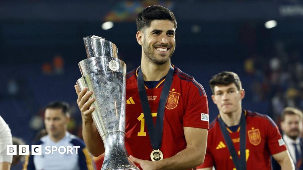 Marco Asensio: Aston Villa menandatangani gelandang Paris St-Germain dengan pinjaman