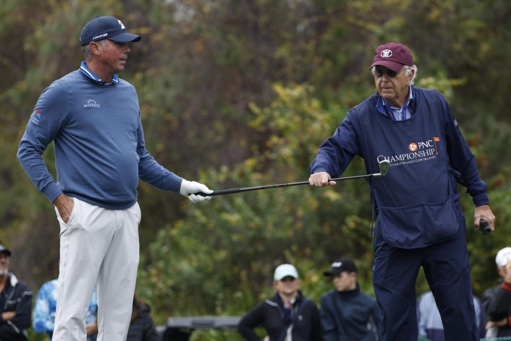 Matt Kuchar WDS dari WM Phoenix Open setelah kematian mendadak ayahnya, Peter