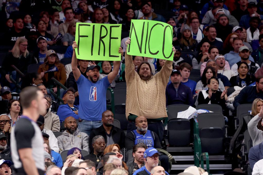 Mavericks GM Nico Harrison mendengar nyanyian ‘Fire Nico’ dari penggemar di SMU Game